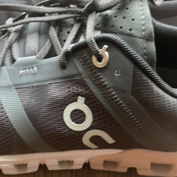 On Cloud Running Cloudflow W Size 9
Rock/Rose. Used in very good condition. - Picture 5 of 12